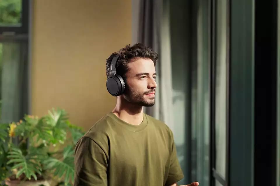 Philips H5205 Over-Ear Wireless Headphones with 40mm Drivers, Lightweight Cushioned Headband, Black - color: Black