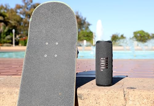 JBL Flip 6 - Portable Waterproof Speaker - Camo | Louder, more powerful sound, IP67 waterproof and dustproof, 12 Hours of Playtime, Bold design - color: Camo